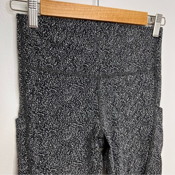 ATHLETA Ultimate Stash Textured 7/8 Tight - Picture 3 of 6